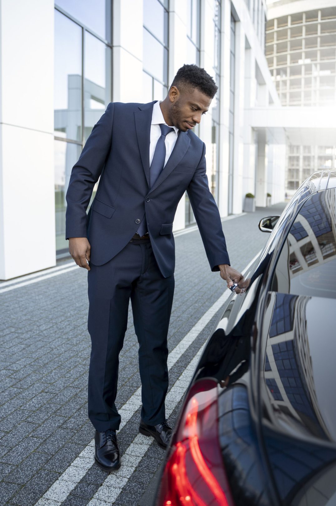 elegant-uber-driver-giving-taxi-ride